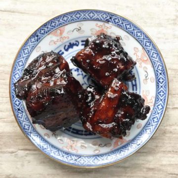 3 pieces of caramelised 12345 spare ribs on a plate.