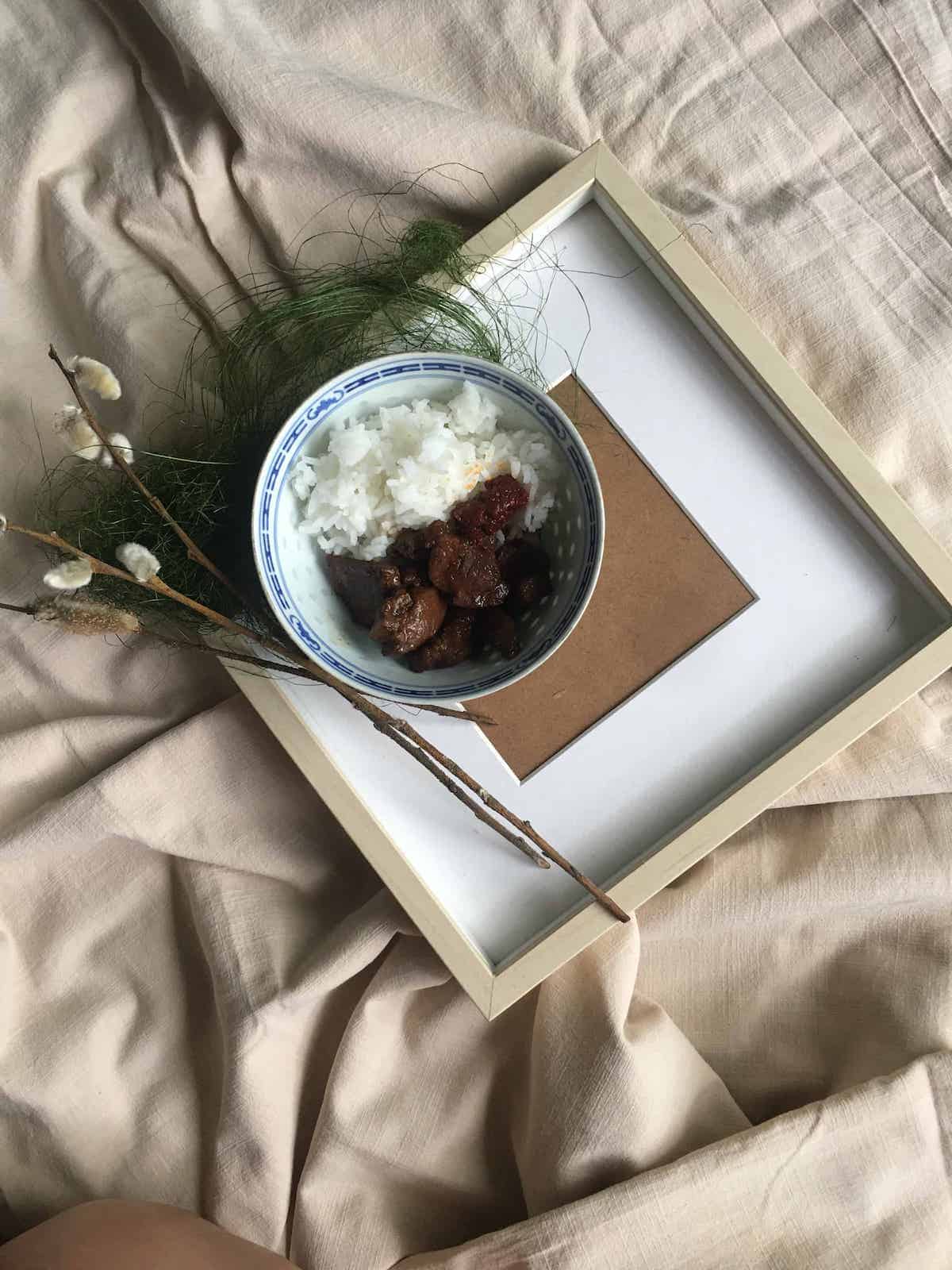 Tau Yew Bak with white rice in a Chinese bowl.