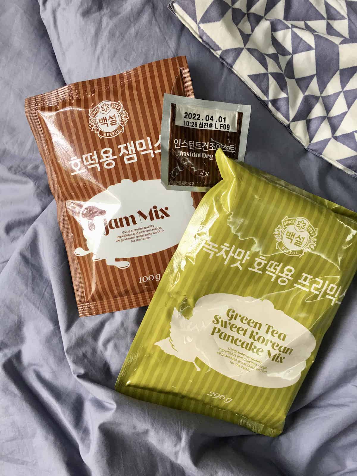 The 3 packets that come in a hotteok box mix