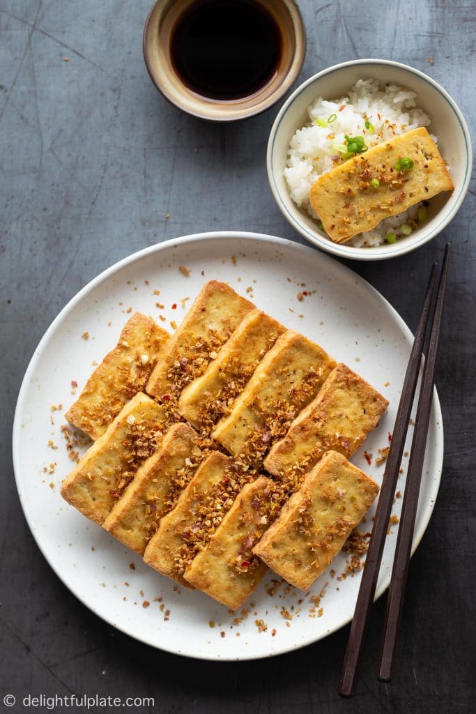 A plate of vegan Vietnamese lemongrass chilli tofu
