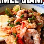 Nyonya Mee Siam with gravy soup in a blue bowl.