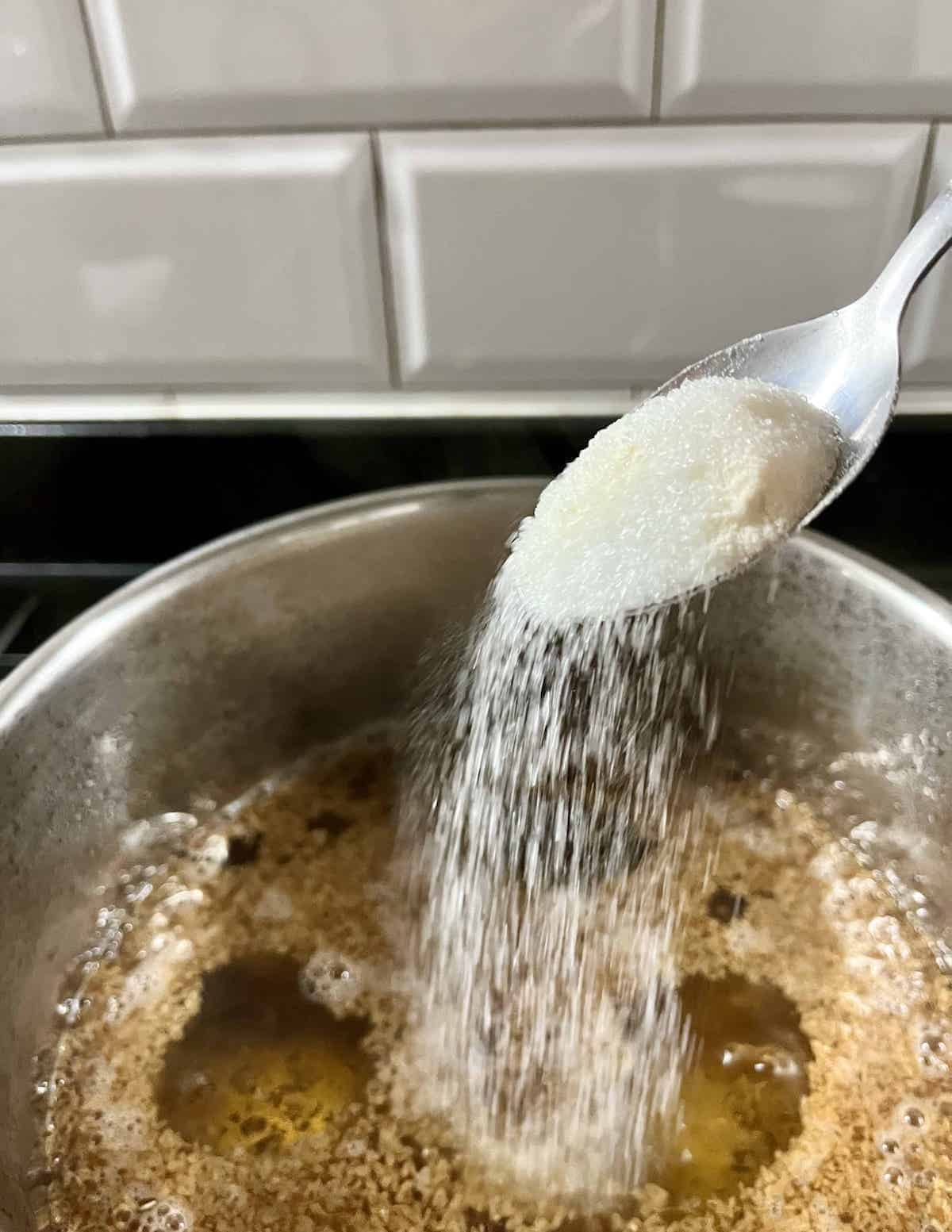 Adding a mix of konnyaku powder  and sugar to hot osmanthus tea.