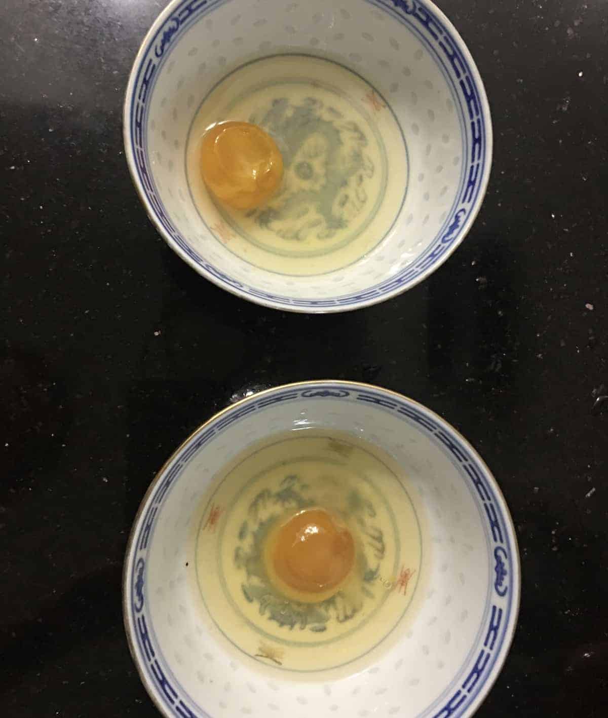 Comparing <span style='background-color:none;'></noscript>salted eggs</span><span style='background-color:none;'> </span>made with and without shaoxing to see if the yolk became brighter.