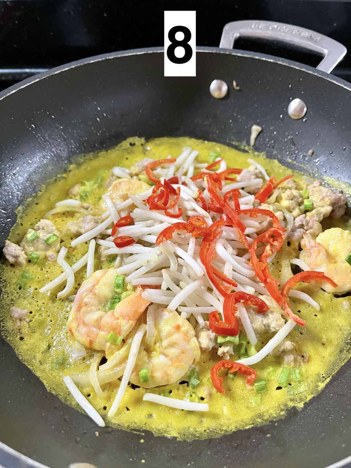 A golden pancake with shrimp, beansprouts, pork and chilies.