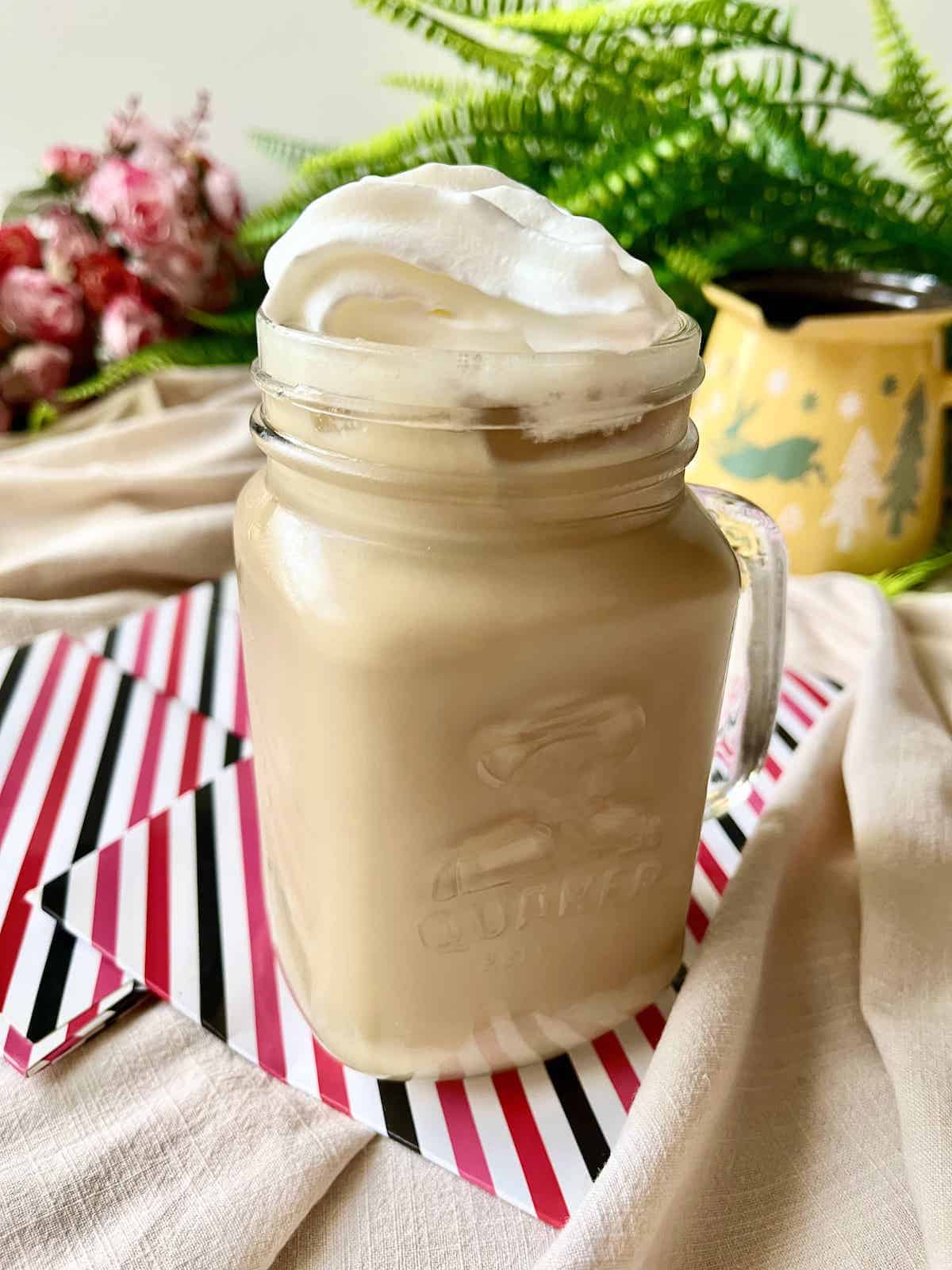 https://www.greedygirlgourmet.com/wp-content/uploads/2021/12/starbucks-iced-mocha-white-chocolate-recipe.jpg