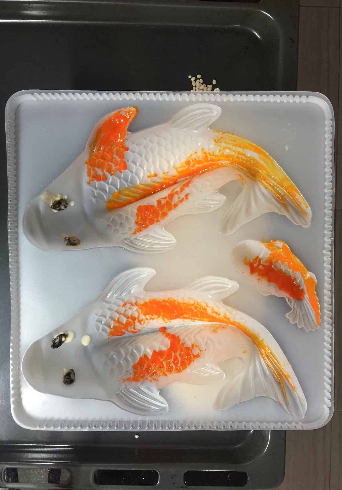 Balancing the koi fish jelly mold on uncooked barley