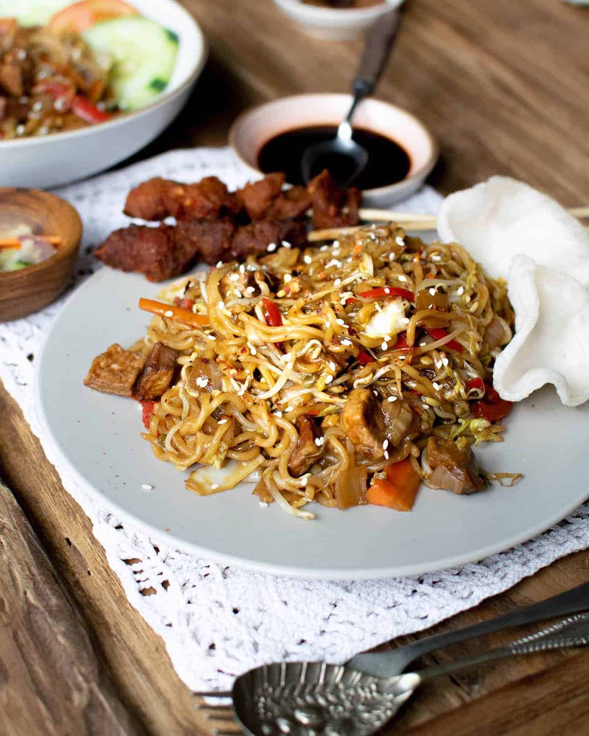 A plate of vegan mi goreng