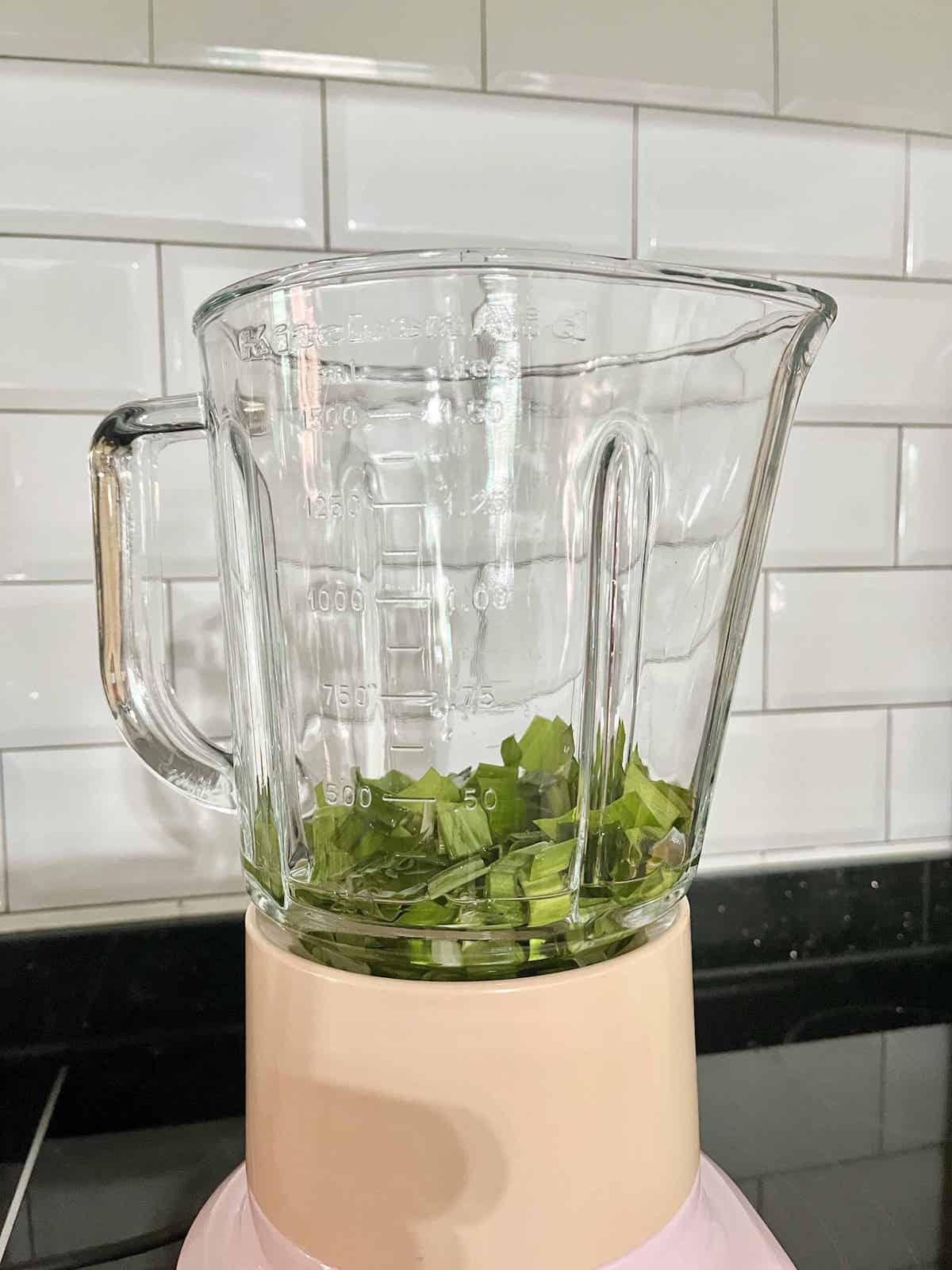 Cut pandan leaves and water in a food blender.