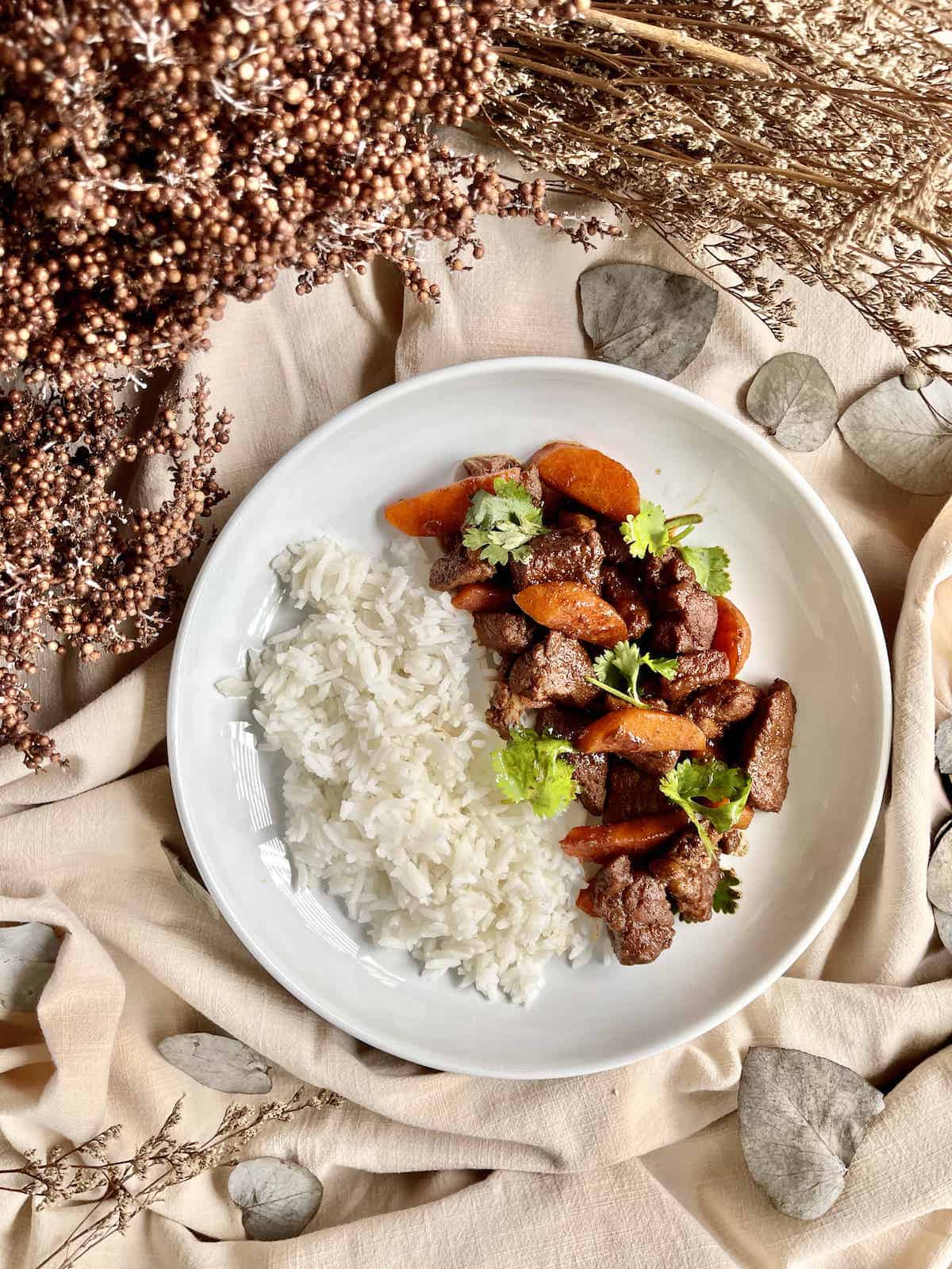 A plate of Singaporean tau yew bak with carrots and rice.