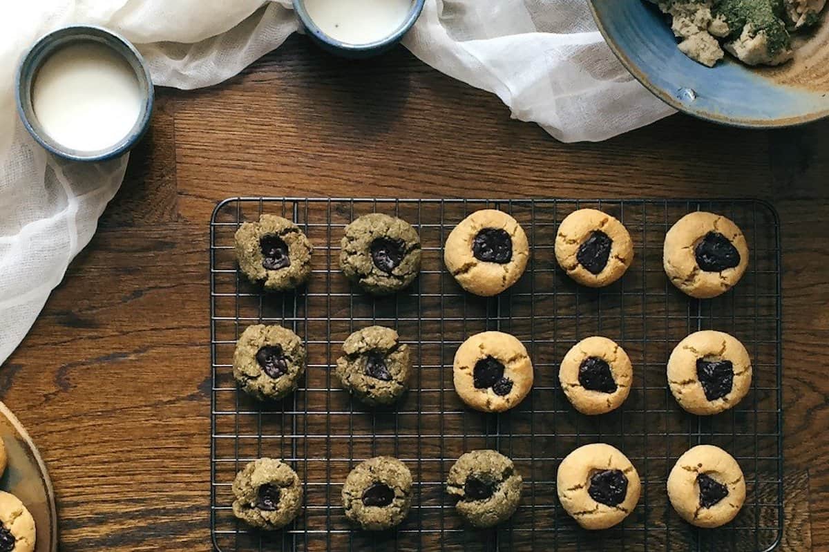 2 types of cookies on a cooling tray