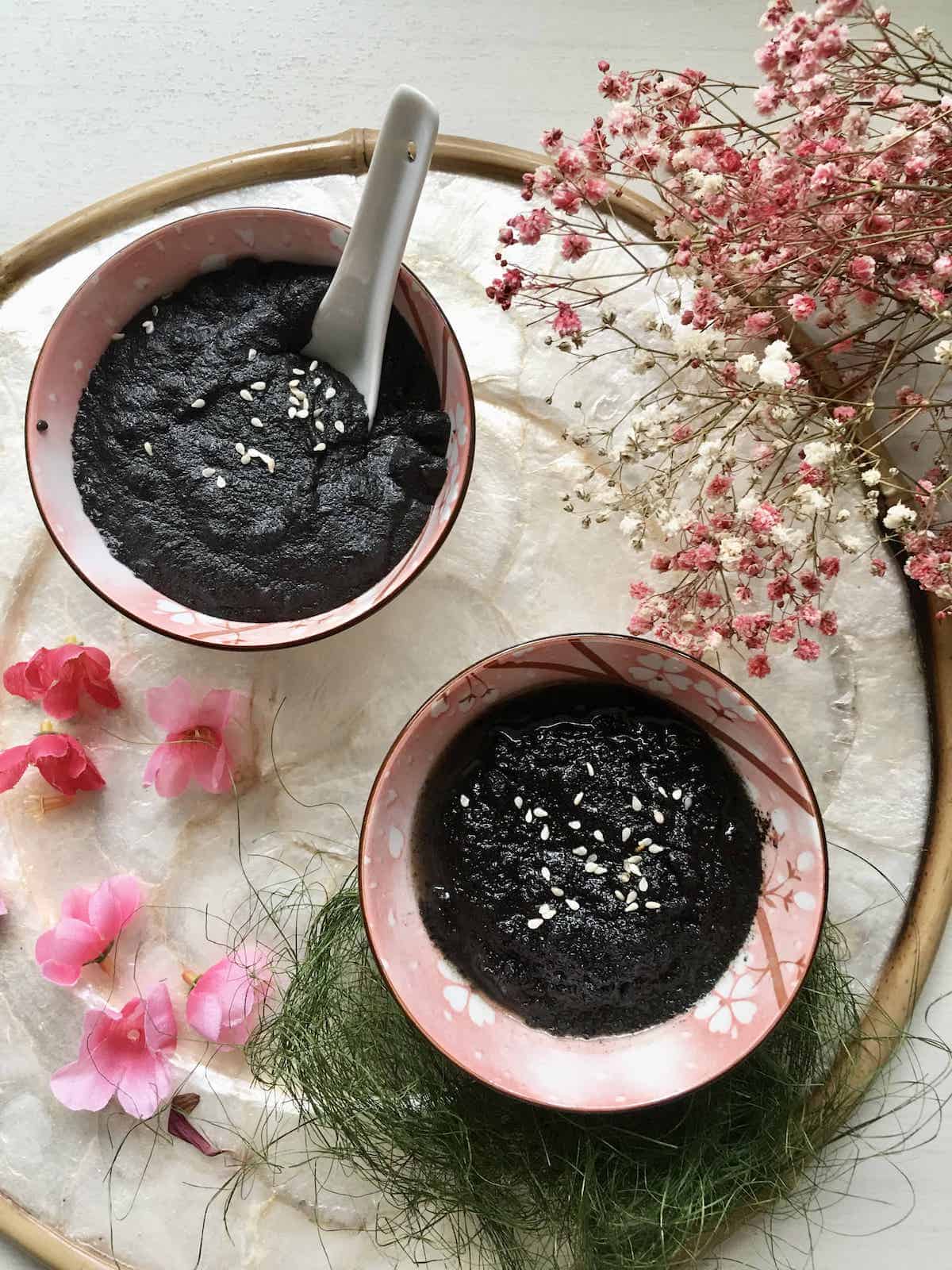 2 bowls of black sesame soup, 1 with glutinous rice flour and 1 without.