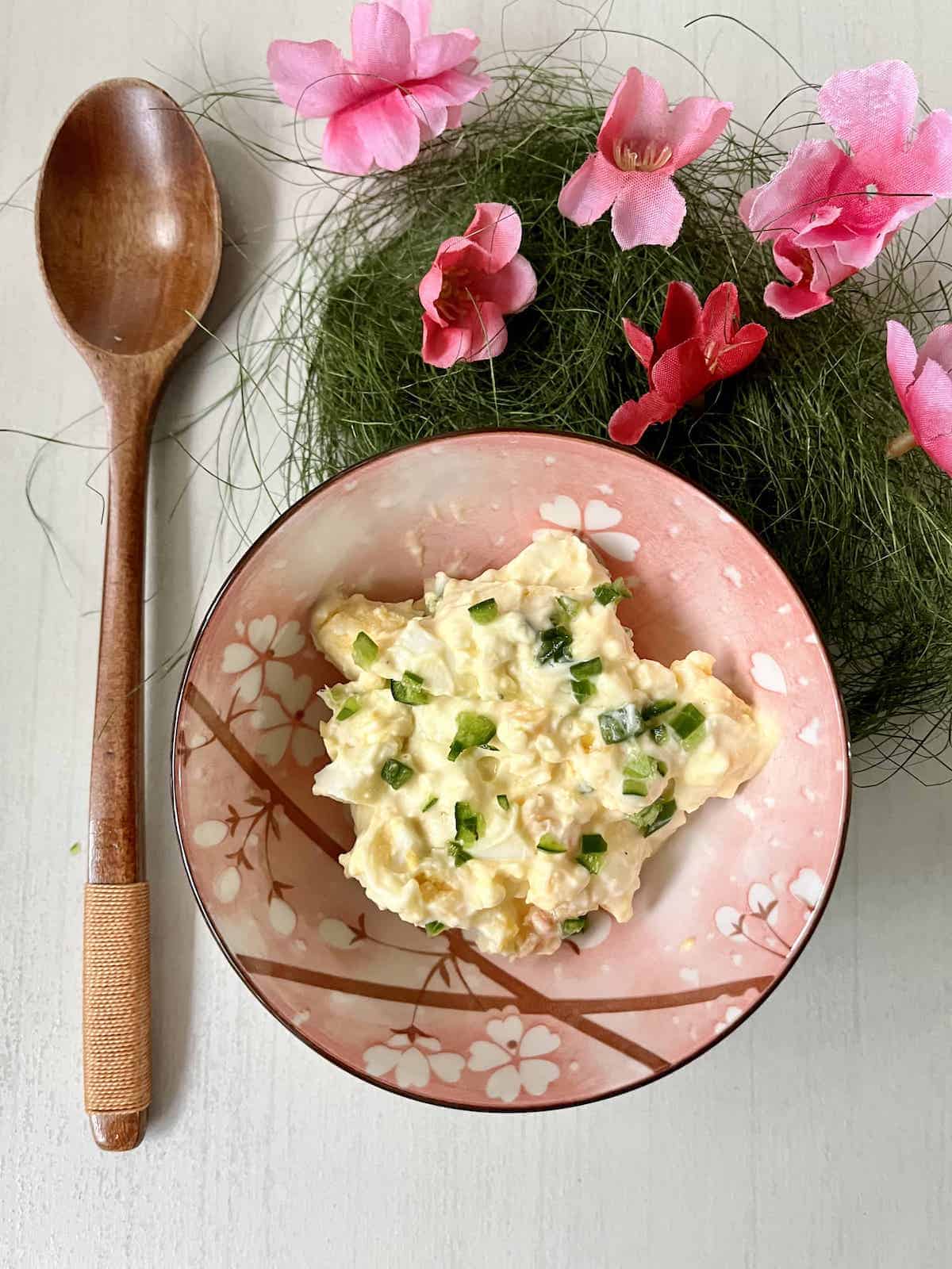 A garlicky cream cheese dip with chopped green chillies.