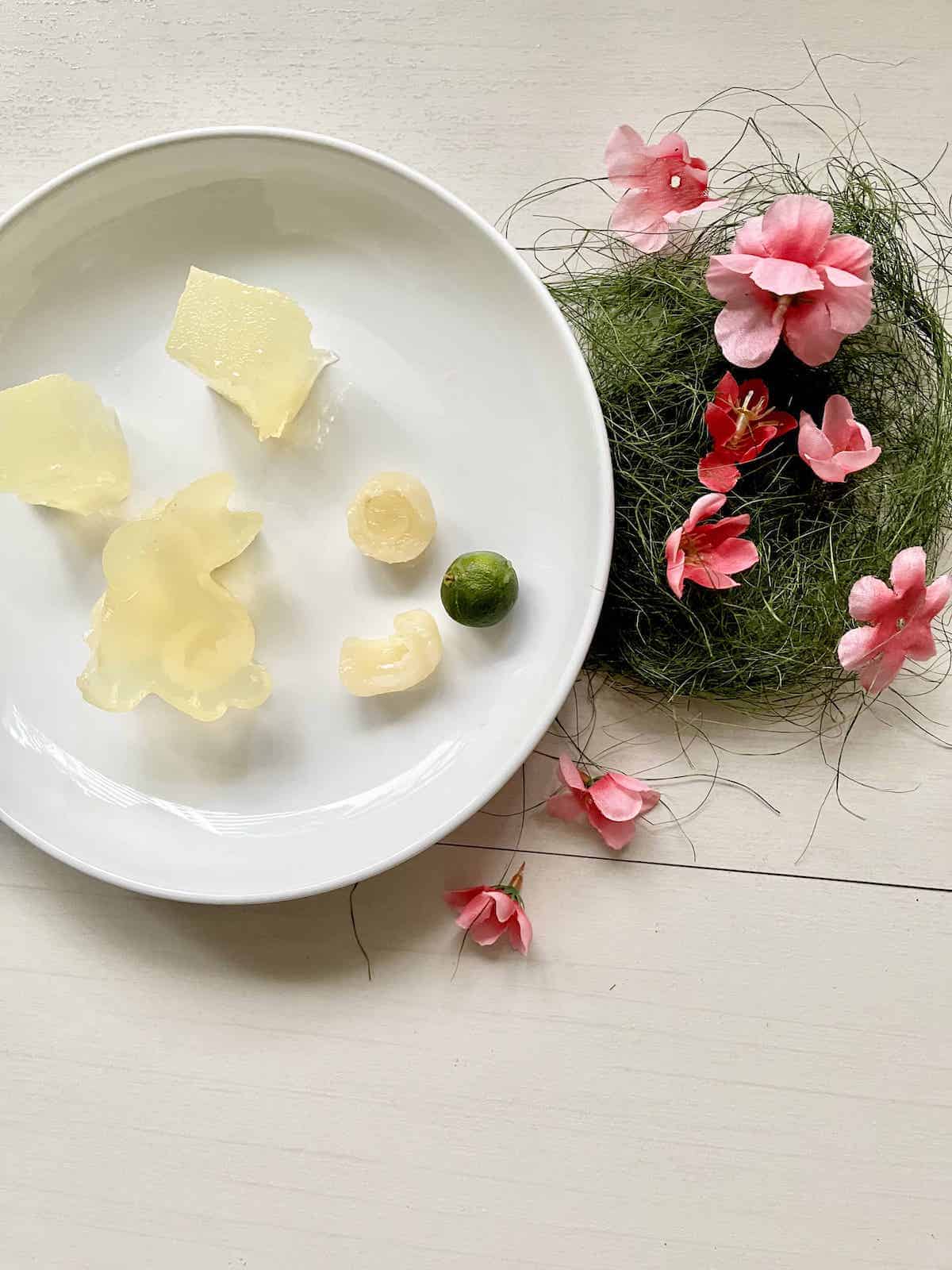 A plate of cooling jelly with sea coconut and longan inside.