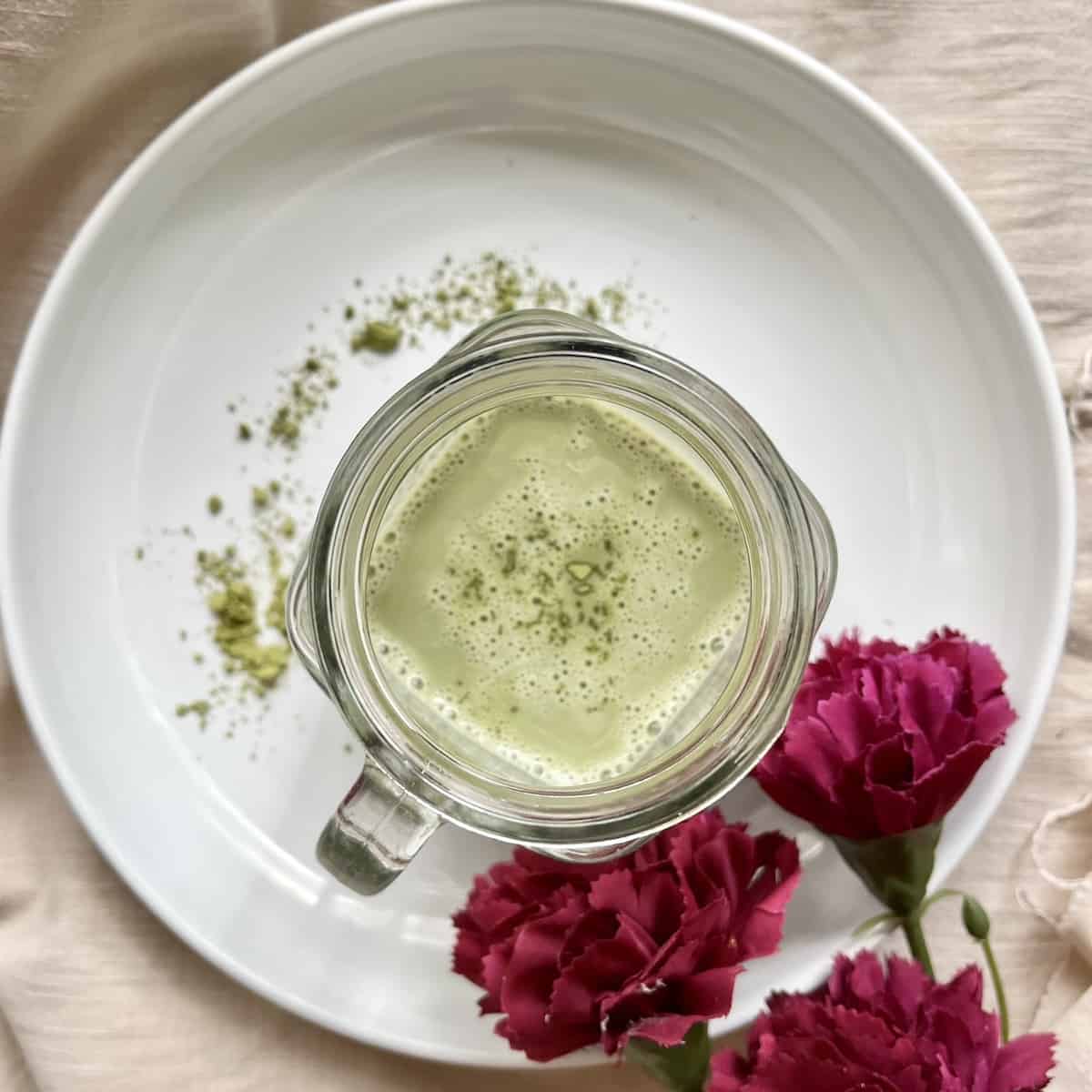 https://www.greedygirlgourmet.com/wp-content/uploads/2022/05/Starbucks-copycat-recipe-matcha-green-tea-latte.jpg