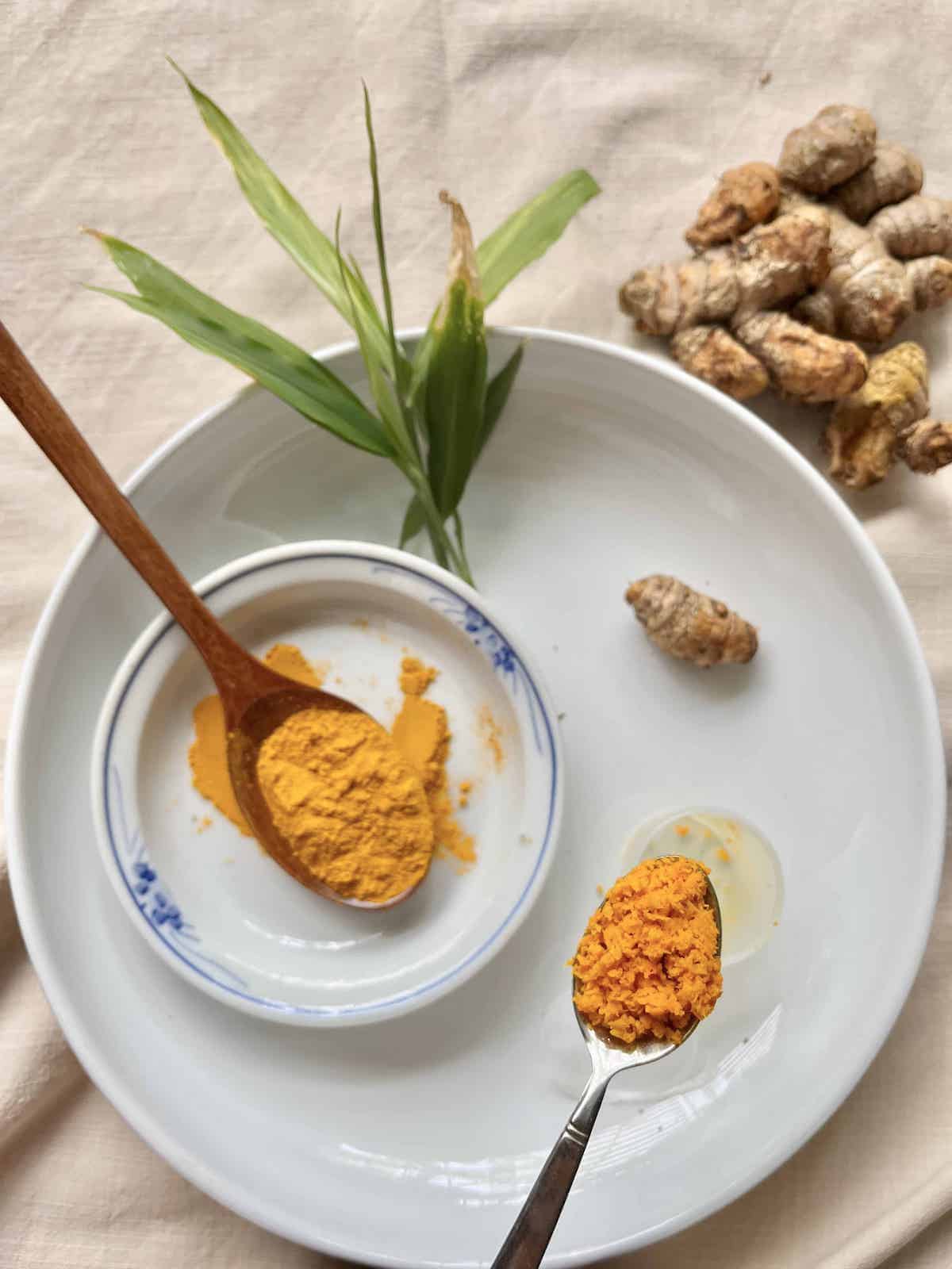 3 types of turmeric, fresh, dried and paste.