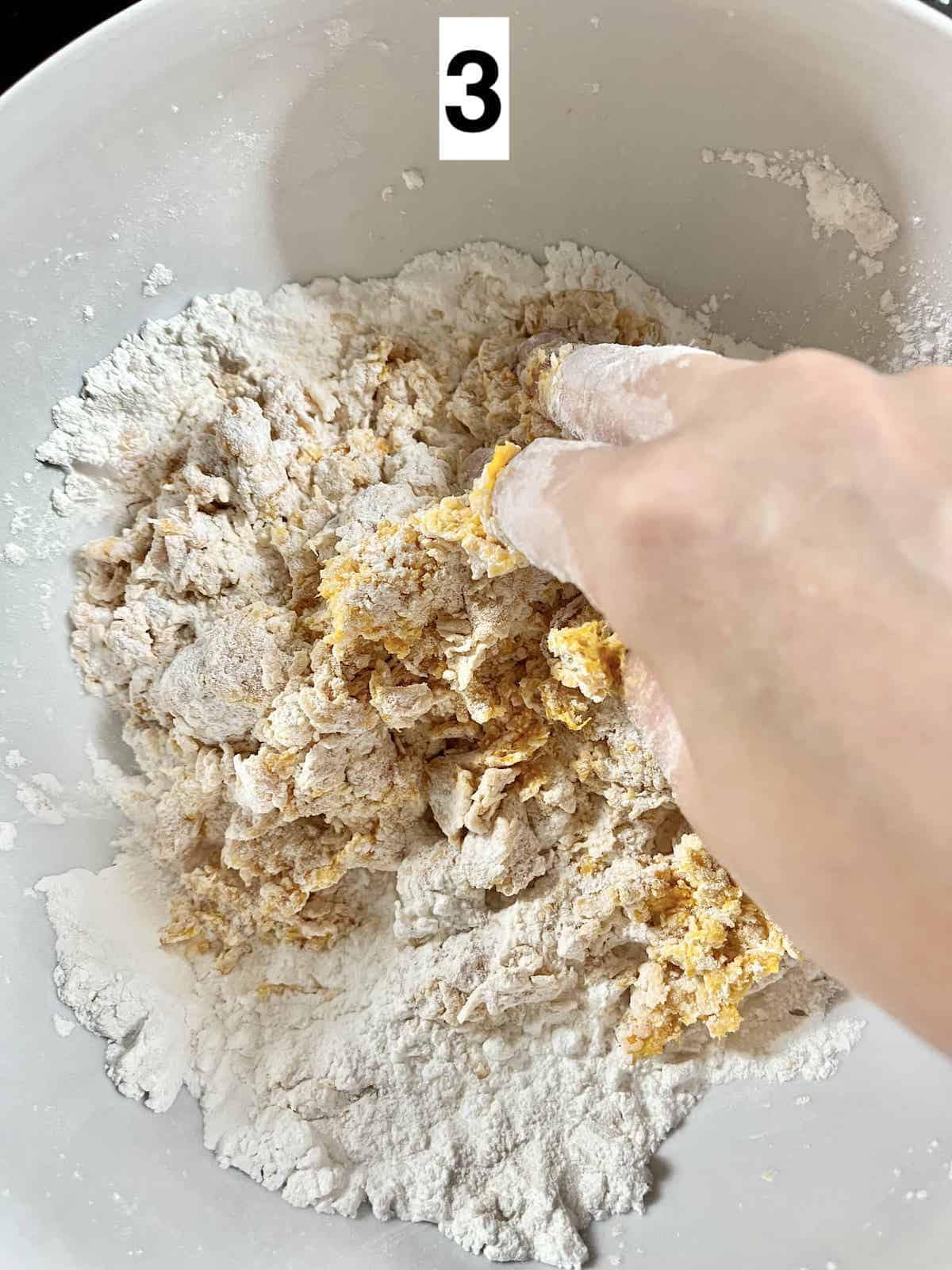 Kneading flour into sweetened mashed pumpkin puree.