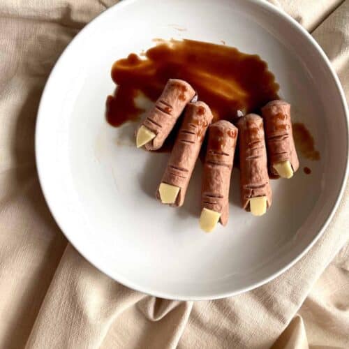 5 severed sausages with ketchup which look like bloody fingers.