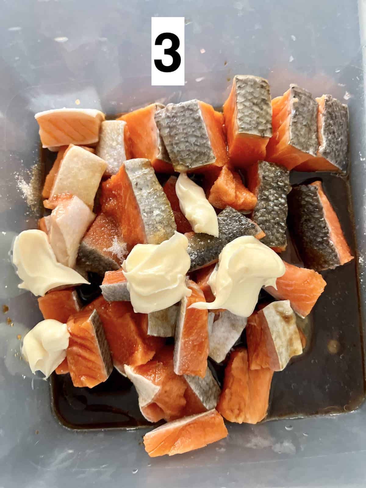 Pieces of salmon with mayonnaise, sugar and soy sauce.