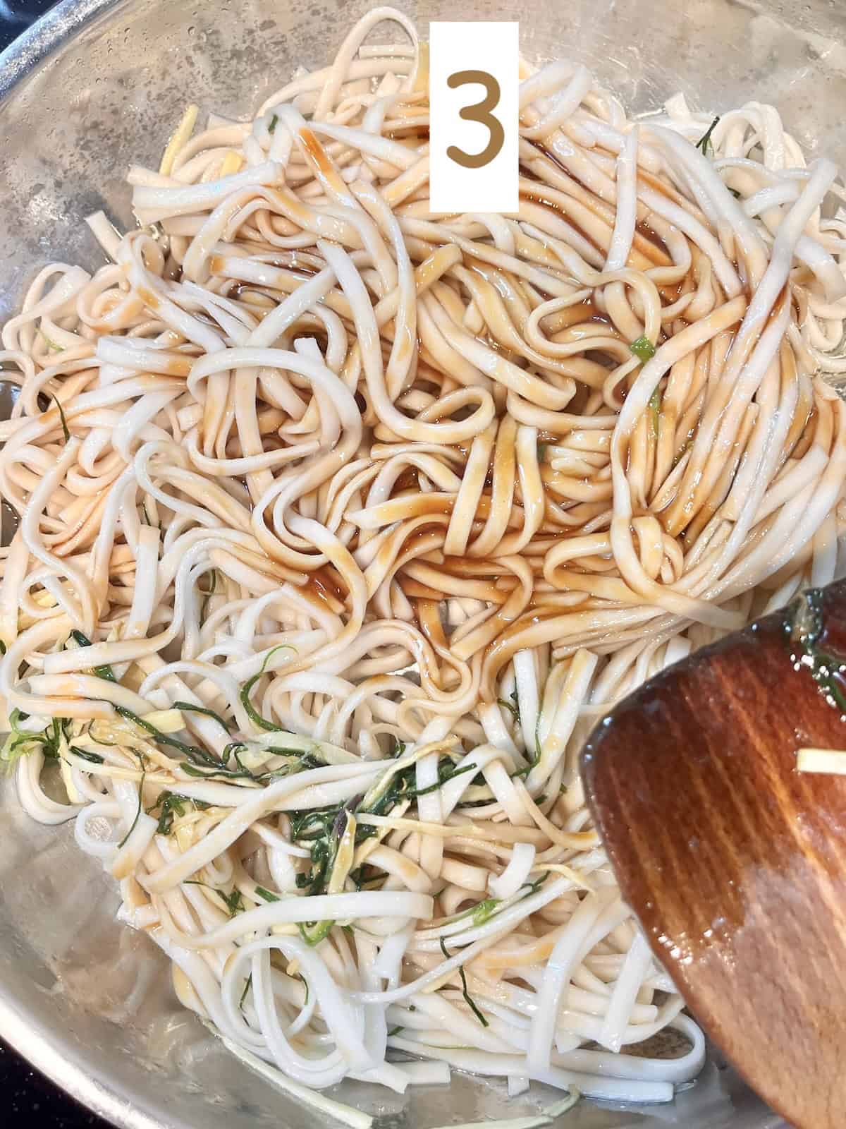 Stir frying noodles in scallion oil.
